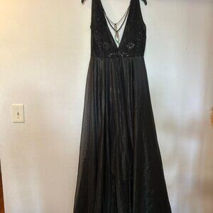Robe de Soirée Noire Longue en Organza avec Décolleté Plongeant et Broderies